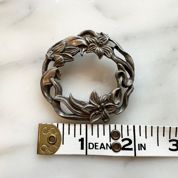 Vintage Floral Pewter Brooch Pin - Picture 5 of 5